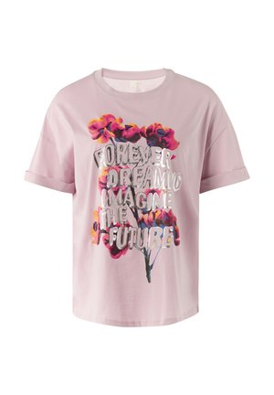 Helles rosa Baumwoll-T-Shirt mit kurzen Ärmeln, das florale Grafiken und metallicfarbene Schriftzüge zeigt: "FOREVER DREAMING IMAGINE THE FUTURE." Lässige Passform.