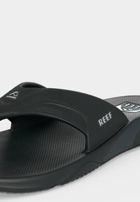 Σανδάλι Black Reef με επωνυμία, υφασμένο πέλμα και φαρδιά λουράκι με κείμενο λογότυπου και λαστιχένια σόλα.