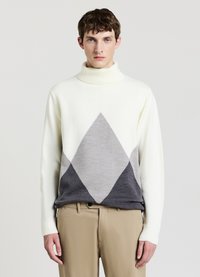 Rollkragenpullover in Off-White mit einem Rautenmuster in Hellgrau und Dunkelgrau. Weiches Strickmaterial, normale Passform, gerippte Bündchen.