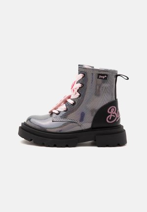 Primigi, BARBIE GIRL CAMDEN - Členkové šnurovacie čižmy - iridescent/black