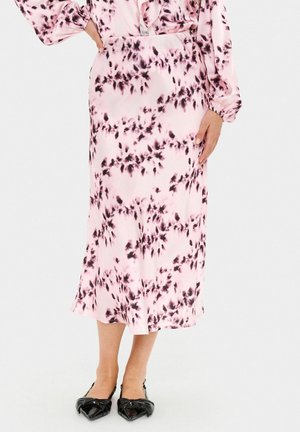 Jupe midi rose en tissu léger avec imprimé floral abstrait noir. Présente une texture lisse et un ourlet légèrement évasé.