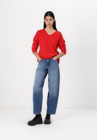 ONLY ONLCAMILLA V NECK - Strickpullover - true red