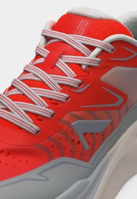 Φωτεινό κόκκινο και γκρι αθλητικό παπούτσι με λευκά και κόκκινα κορδόνια σε ρίγες, αναπνεύσιμο δίχτυ και γεωμετρικά διακοσμητικά στοιχεία στο πλάι.