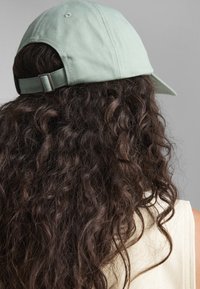 Puma - ESS SCRIPT LOGO DAD - Pet - green moon Miniatuurafbeelding 1