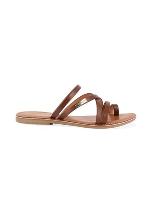 Brun læder flad sandal med tynde stropper inklusive en tå-loop og en lille mærke metal tag på en strop.