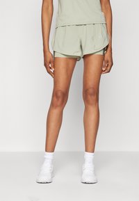 ASICS ROAD SHORT - Šortai „du viename“ - olive grey