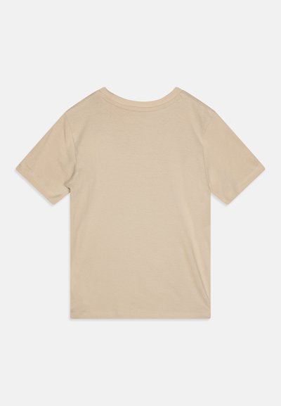 T-shirt beige à manches courtes en coton doux. Il présente un col rond et une texture lisse avec des détails de design minimaux.