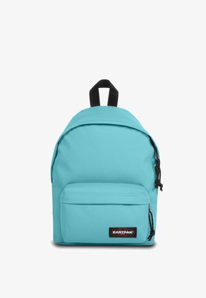 Turquoise Eastpak rugzak met zwarte hardware. Bevat een hoofdcompartiment en een voorvak, gemaakt van duurzaam fabric, met een handgreep aan de bovenkant.