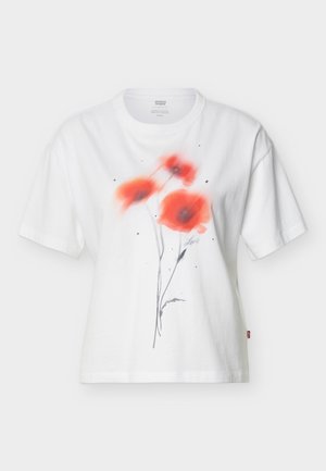 Άσπρο κοντομάνικο T-shirt με τρία κόκκινα παπαρούνες και μικρές μαύρες κουκκίδες τυπωμένες στο μπροστινό μέρος, με στρογγυλή λαιμόκοψη.