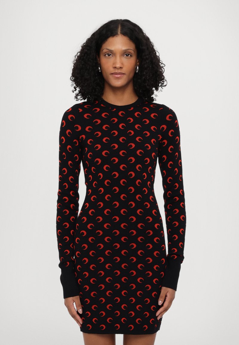 Vestido de manga larga en punto negro con patrón de luna creciente roja, diseño ajustado, escote redondo y puños acanalados.