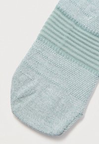 Ανοιχτό μπλε κάλτσα κατασκευασμένη από υφασμάτινη υφή με ριμπ περιλαίμιο και ομαλή περιοχή στη μύτη. Το σχέδιο περιλαμβάνει διακριτικά μοτίβα σε όλο το μήκος.