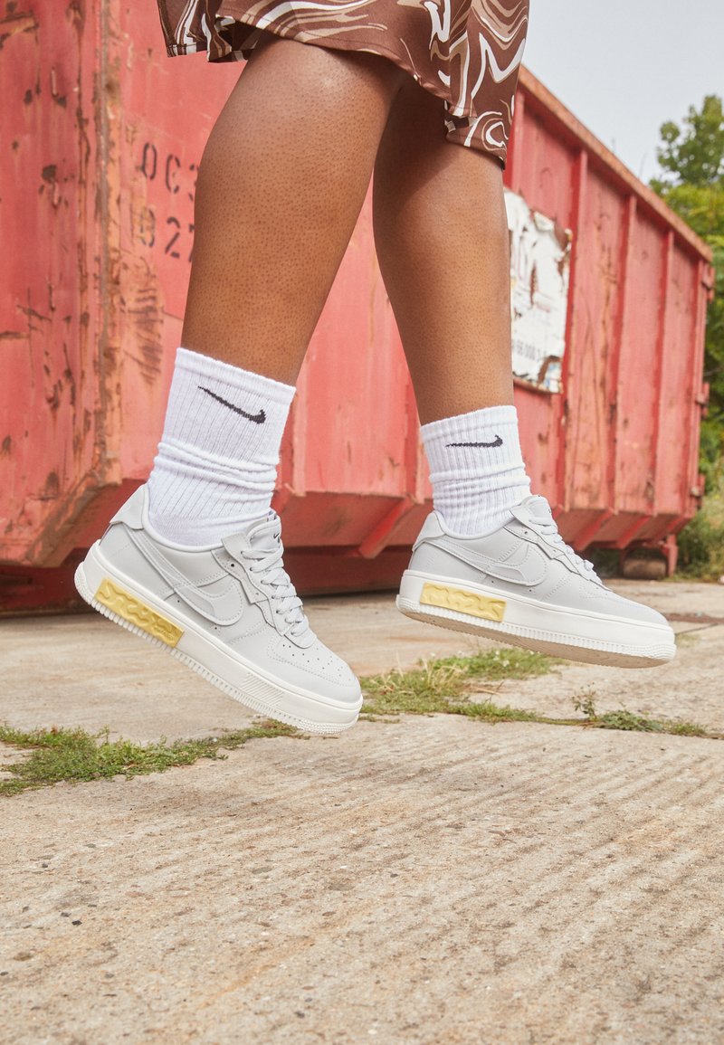 Nike W FORCE 1 FONTANKA - Zapatillas - grey fog/lemon wash/phantom/gris - Zalando.es