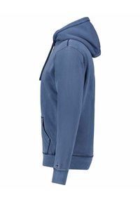 Sudadera con capucha azul hecha de tela suave, con un bolsillo canguro y puños de canalé. Textura suave con un diseño sencillo.