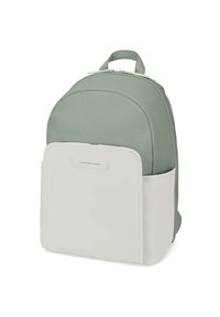Sac à dos vert et blanc en matériau durable, avec une forme ronde, un compartiment principal zippé et une poche avant avec une étiquette.