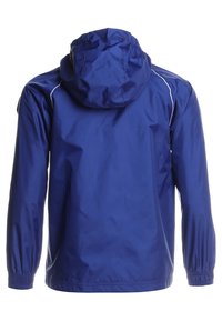 Granatowa kurtka przeciwdeszczowa z kapturem na sznurek, elastycznymi mankietami i białymi paskami akcentującymi wzdłuż ramion. Wykonana z materiału odpornego na wodę.