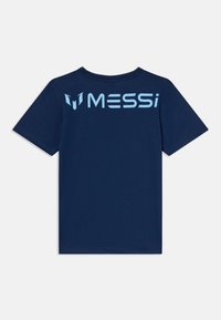 Tamsiai mėlyna medvilninė marškinėliai su šviesiai mėlynu "MESSI" tekstu ir logotipu viršuje nugaroje, trumpomis rankovėmis ir apvaliu iškirpimu.