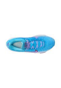 Helles blaues Sport Schuh mit lila Akzenten, einem strukturierten Strick-Obermaterial, kontrastierenden Schnürsenkeln und einer reaktionsfreudigen weißen Sohle.