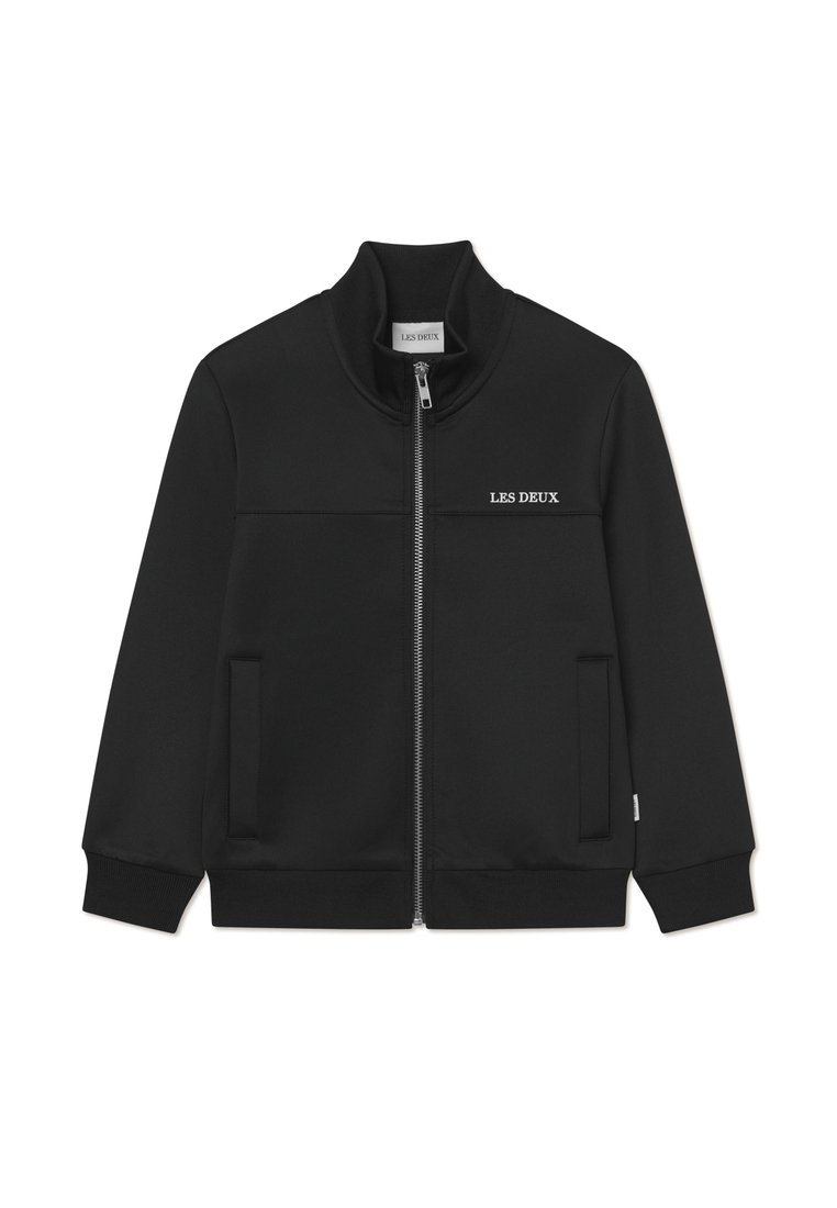 Svart zip-up jakke laget av glatt, myk stoff. Har høy krage, to sidelommer og hvit merkevare på brystet.