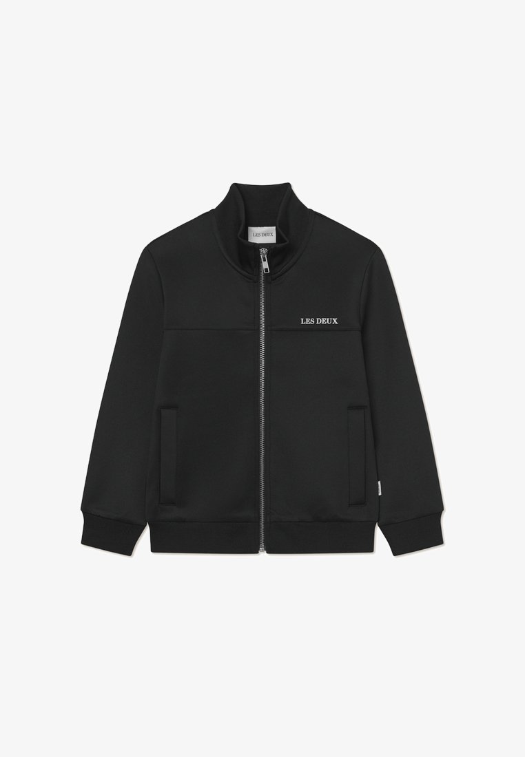 Giacca nera con zip realizzata in un tessuto liscio e morbido. Presenta un colletto alto, due tasche laterali e un marchio bianco sul petto.