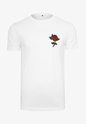 Biała koszulka z krótkim rękawem z grafiką czerwonej róży i zielonymi liśćmi po lewej stronie. Wykonana z miękkiego materiału o klasycznym kroju.