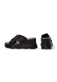 Sorte kilehæle sandaler med krydsrem-design, kork indersål og struktureret gummiydersål. Har en platformhæling for ekstra højde.