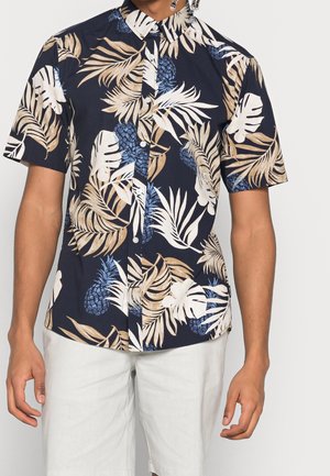 Chemise à manches courtes en bleu marine avec un imprimé de feuilles tropicales et d'ananas en blanc et beige, dotée d'un col et d'un tissu doux.