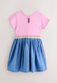 Vestito rosa a maniche corte con schiena aperta a goccia chiusa da bottoni, fascia in vita a righe arcobaleno e gonna arricciata in denim blu.