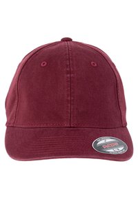 Pruun baseball cap, mis on valmistatud kangast, kaarjas äärega, kuue paneeli disainiga ja ventileerimiseks silmadega. Omab Flexfit logo kleebist.