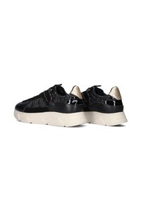 Zwarte lakleren sneakers met glinsterende accenten en een beige metalen hak. Dikke witte zool met een hoekig ontwerp, inclusief veters.