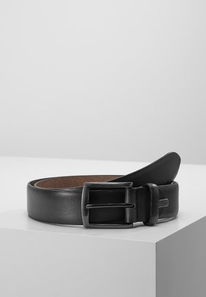 Zwarte leren riem met een gladde afwerking, voorzien van een matte rechthoekige gesp en een contrasterende bruine binnenkant.