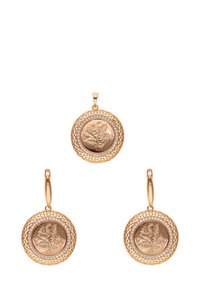 Cercei din aliaj de aur, cu un pandantiv rotund având un design floral embosat. Încercuit de o margine texturată cu mici pietre clare.