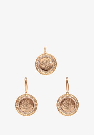 Arany tónusú fülbevalók, egy kerek medállal, amely dombornyomott virágmintával díszített. Texturált kerettel körülvéve, apró, tiszta kövekkel.