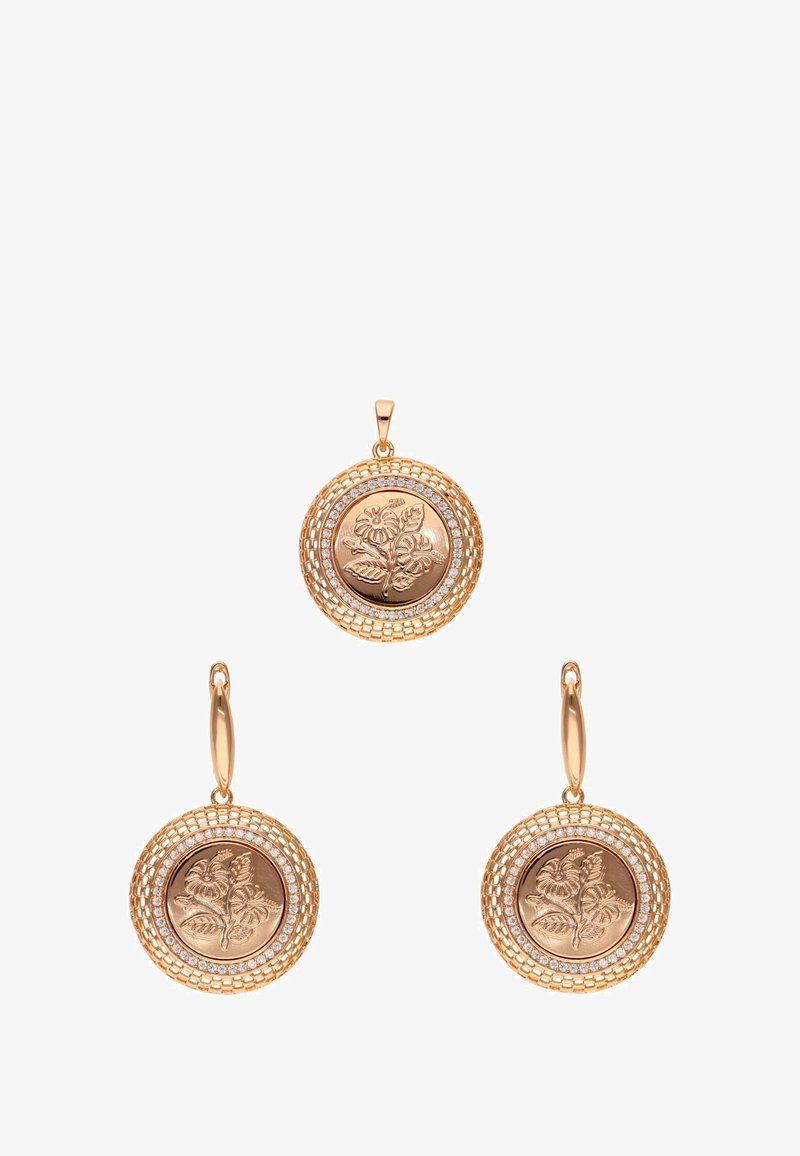 Cercei din aliaj de aur, cu un pandantiv rotund având un design floral embosat. Încercuit de o margine texturată cu mici pietre clare.