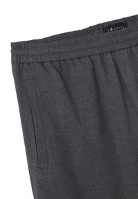 Graue Sweatpants aus einem weichen Stoff, mit elastischem Bund und seitlichen Taschen. Das Design zeichnet sich durch eine dezente melierte Textur aus und hat keine auffälligen Akzente.