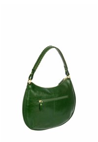 Sac à épaule en cuir vert de forme courbée, avec des accessoires en or et une poche zippée à l'avant. La bandoulière a une texture tressée.
