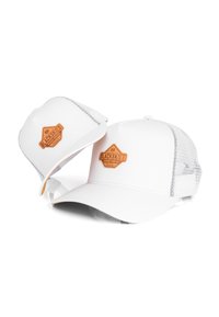 Weißes Baseballmütze-Set, mit Mesh-Rücken, flachem Schild und einem braunen Lederpatch mit dem "BLACKSKIES"-Logo. Glatte Textur und strukturiertes Design.