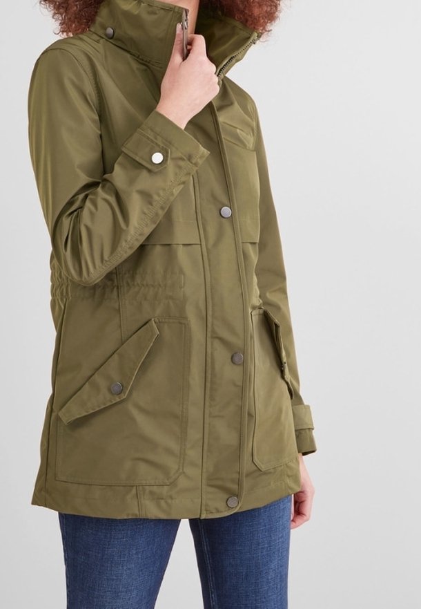 Giacca impermeabile verde oliva con colletto alto, due tasche frontali e chiusure a scatto; presenta una vita cintrata e una texture liscia.