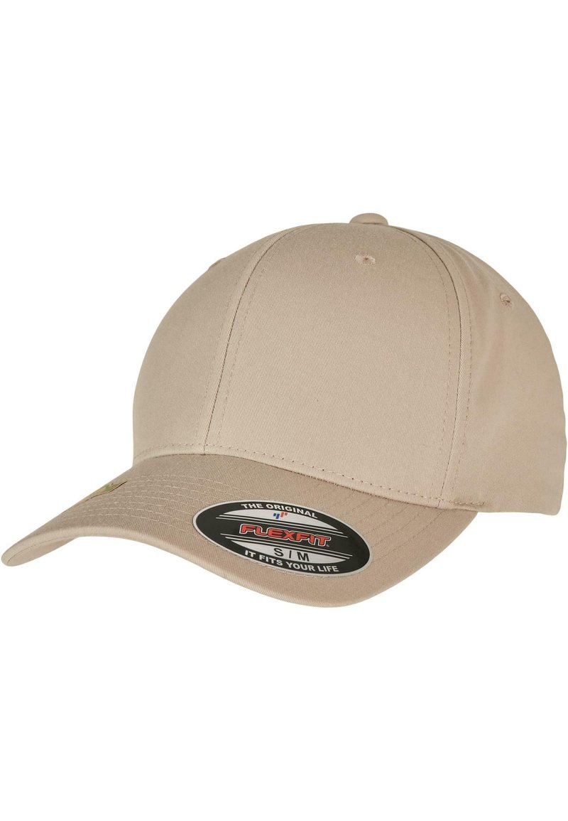 Beige Flexfit honkbalpet met een gebogen rand, naadloos ontwerp en een logo sticker met maatdetails aan de voorkant.