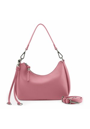 Sac à bandoulière en cuir rose avec des fermetures éclair argentées et une longue bandoulière détachable enroulée à côté sur un fond blanc.