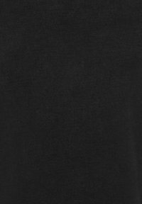 Tessuto nero solido con una fine trama a coste, illuminato uniformemente per mostrare sottili linee verticali e dettagli del materiale.