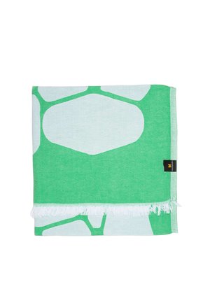 Gefaltete grün-weiße Decke mit abstraktem Muster und Fransen am Rand, mit einem kleinen schwarzen Etikett an einer Ecke.