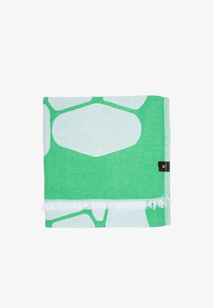 Zložená zeleno-biela deka s abstraktným vzorom a strapcovým okrajom, s malou čiernou štítkom v jednom rohu.