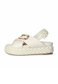 Witte leren wedge sandalen met een gevlochten jute zool, voorzien van een kruisbandontwerp en een gespsluiting in goudkleurige hardware.