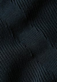 Zwart rib het textiel met verticale lijnen en variërende texturen. Het materiaal lijkt zacht en flexibel, geschikt voor kleding of accessoires.