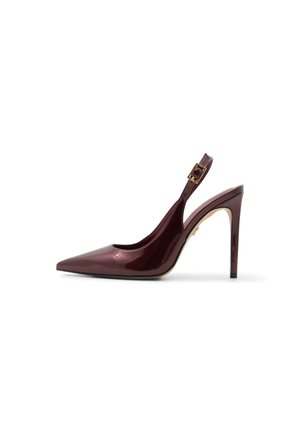 Talons aiguilles en cuir laqué bordeaux avec bout pointu, talon de 10 cm, sangle réglable avec détail de boucle en or, texture lisse.