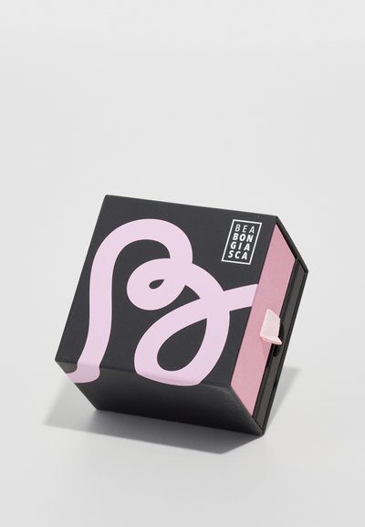 Cutie neagră cu un design în spirală roz și un accent roz pal. Prezintă un logo în colț. Textură netedă, formă rectangulară.