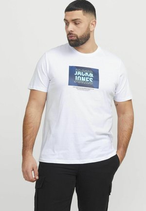 Valge lühikeste varrukatega T-särk, millel on sinine graafika ja "JACK & JONES" tekst, ristkülikukujulises disainis, valmistatud puuvillast materjalist.