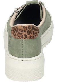 Gröna mocka slip-on sneakers med ett leopardmönster vid hälen och vit gummisole. Har en bakre dragkedja för enkel påtagning.