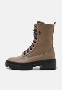 Botte de combat à lacets en cuir texturé taupe avec semelle épaisse noire et languette de traction au talon, vue de profil sur fond blanc.