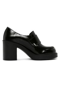 Mocassin en cuir verni noir avec talon carré et bride sur le dessus, présentant un bout carré arrondi et une semelle épaisse.